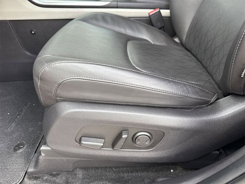 Used 2024 Kia Carnival LX image 19