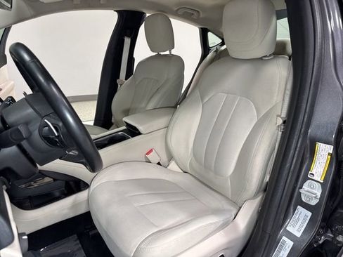 Used 2016 Chrysler 200 Limited w/ Convenience Group image 11