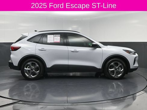 Used 2025 Ford Escape ST-Line w/ Tech Pack #1 FWD image 4
