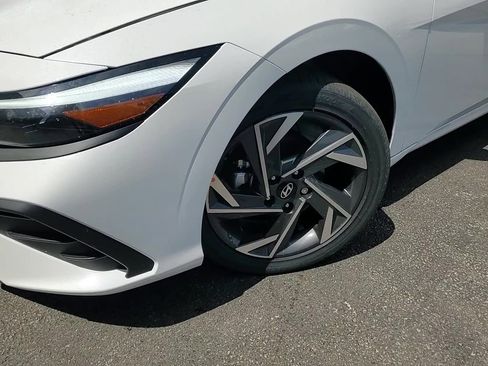 New 2025 Hyundai Elantra SEL image 9