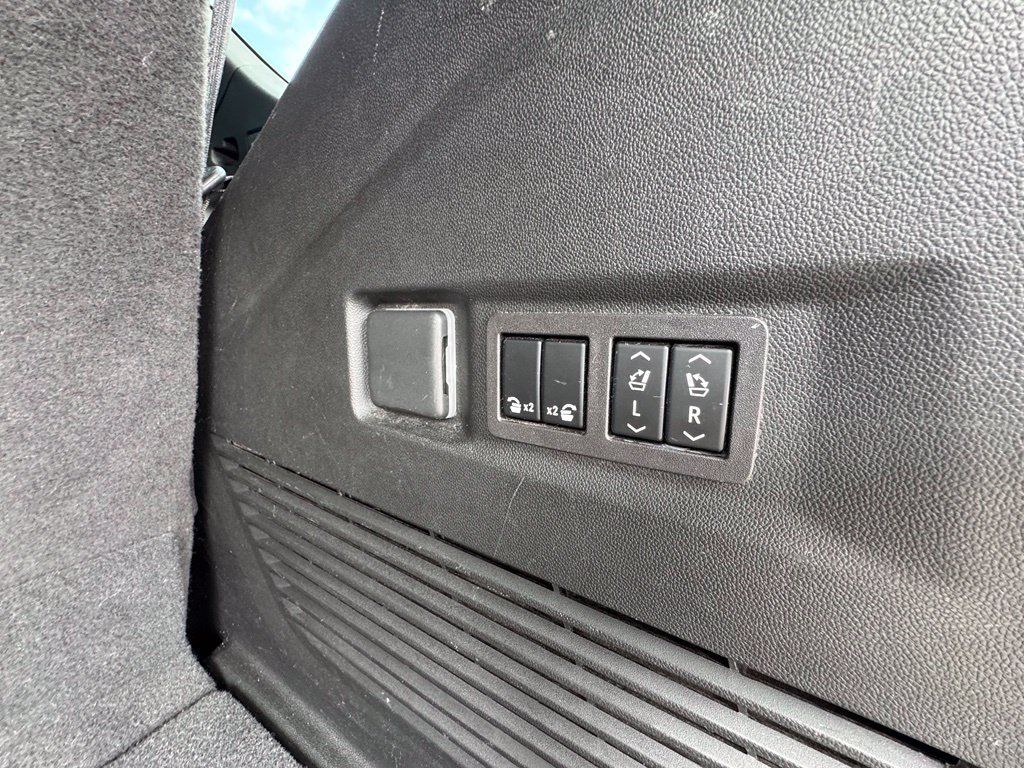 Used 2023 GMC Yukon Denali w/ Denali Reserve Package AWD/4WD image 44