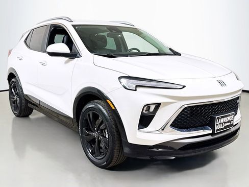 Used 2024 Buick Encore GX Sport Touring image 3