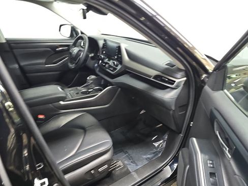 Used 2022 Toyota Highlander XLE AWD/4WD image 16