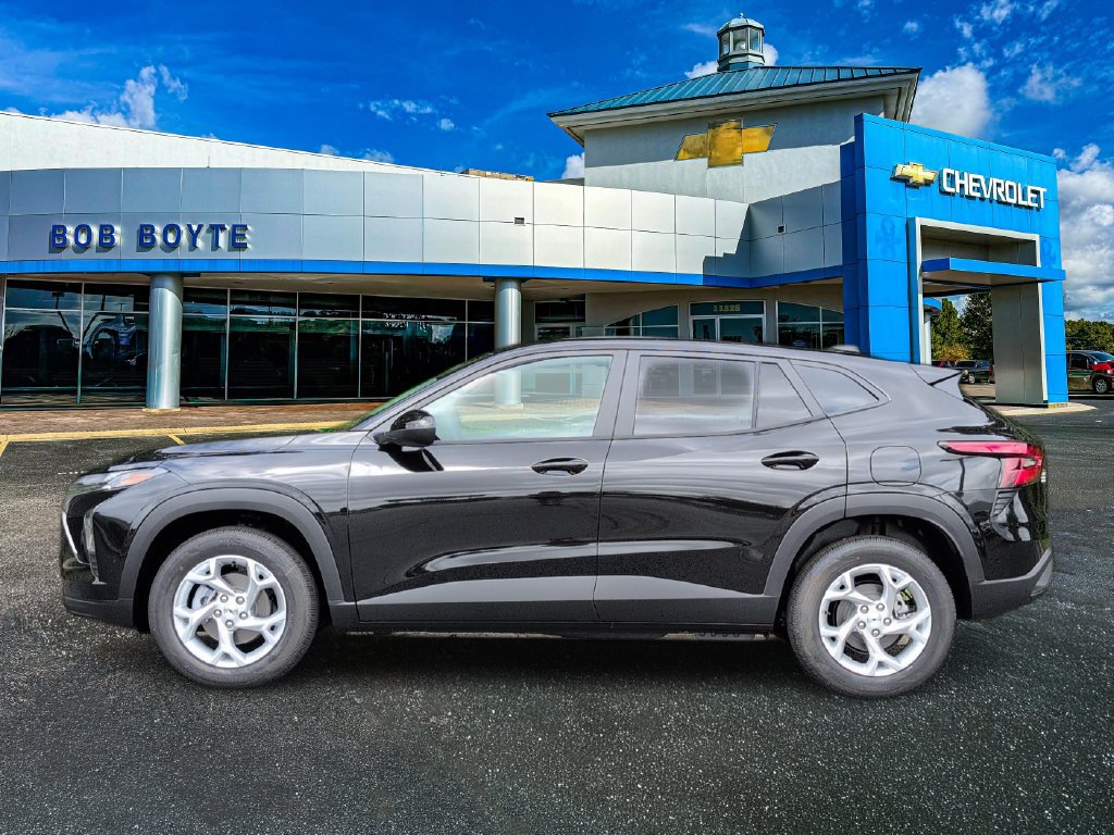 New 2026 Chevrolet Trax LS w/ LS Convenience Package FWD image 2