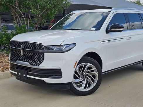 Used 2025 Lincoln Navigator L Reserve image 6