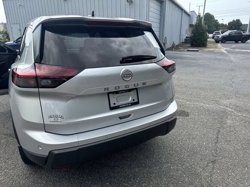 Used 2025 Nissan Rogue S FWD image 33