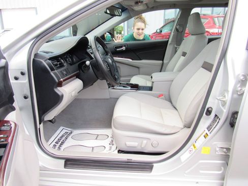 Used 2013 Toyota Camry XLE w/ Leather Pkg FWD image 14