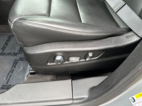 Used 2025 Cadillac XT4 Premium Luxury image 17