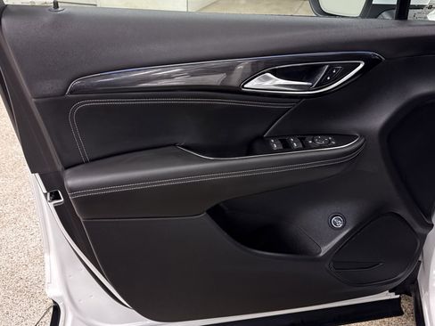 Used 2023 Buick Envision Preferred image 3