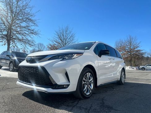 Used 2023 Toyota Sienna XSE image 32