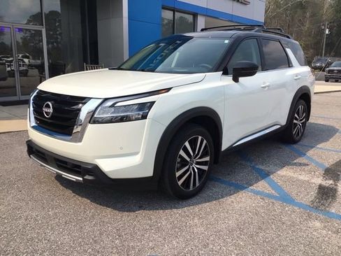 Used 2024 Nissan Pathfinder Platinum image 2