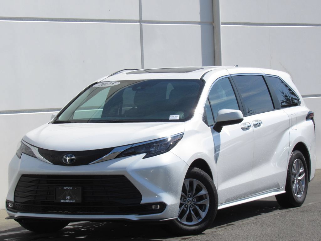 Used 2025 Toyota Sienna XLE FWD image 1