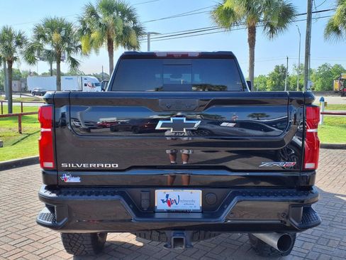 Used 2025 Chevrolet Silverado 2500 ZR2 w/ Technology Package AWD/4WD image 6