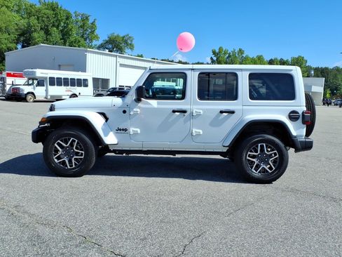 Used 2025 Jeep Wrangler Unlimited Sahara AWD/4WD image 22
