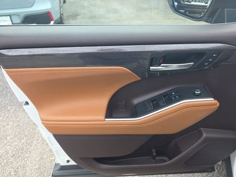 Used 2020 Toyota Highlander Platinum image 9