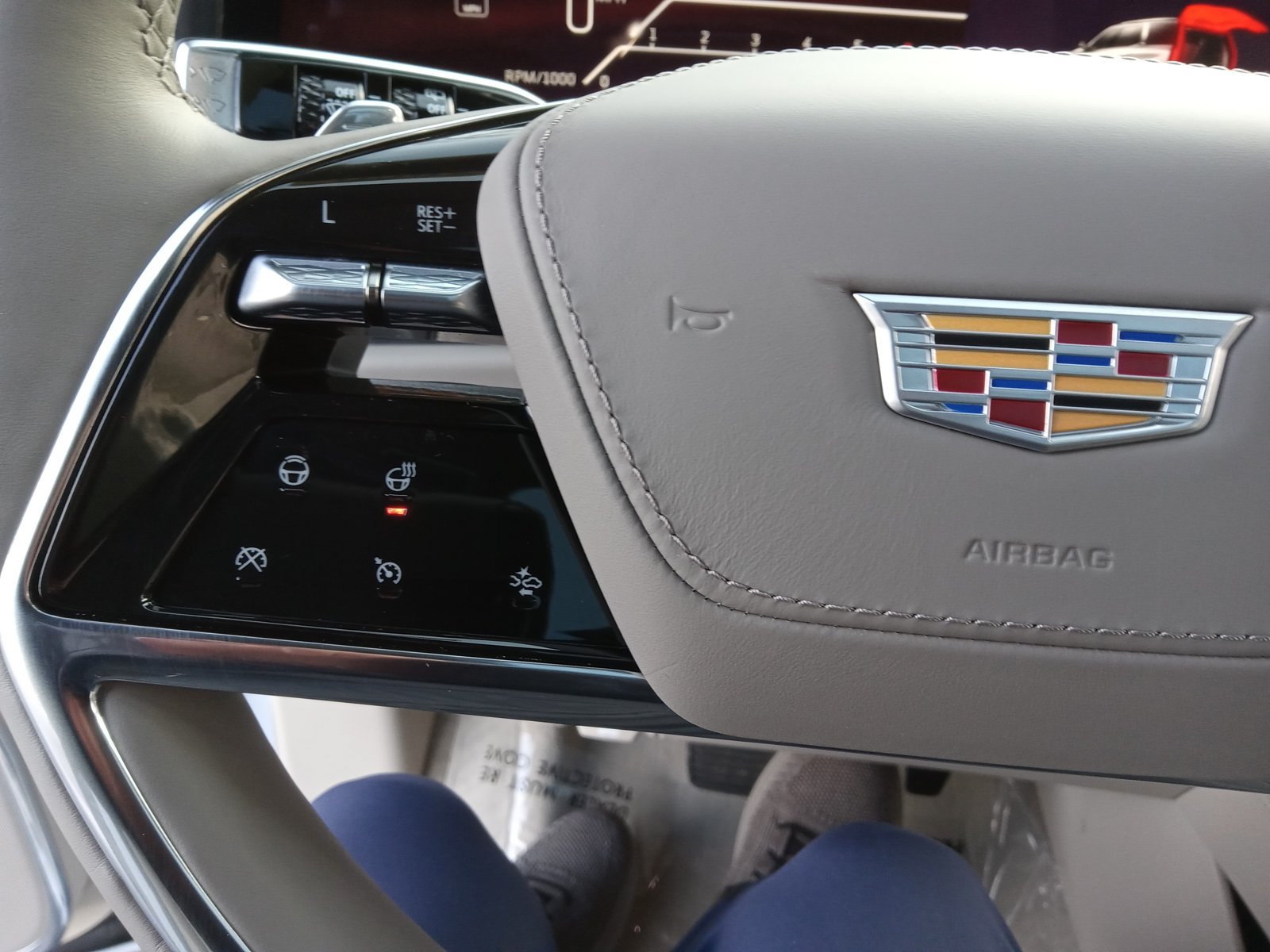 Certified 2026 Cadillac Escalade Platinum Sport w/ LPO, ONYX Package AWD/4WD image 21
