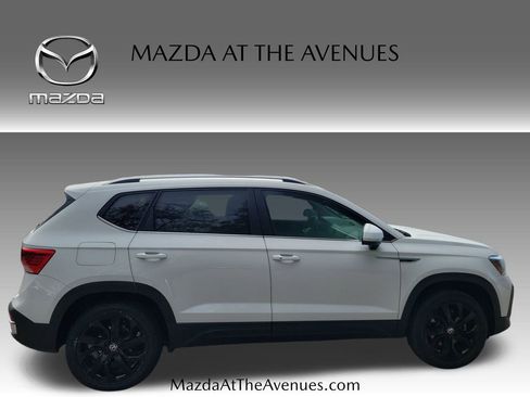 Used 2023 Volkswagen Taos SE w/ Panoramic Sunroof Package image 14