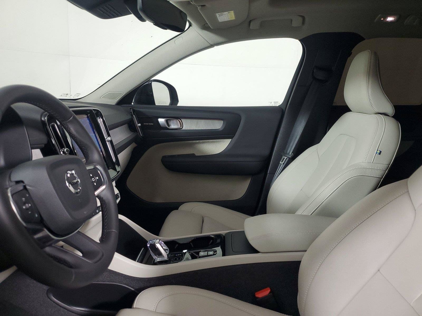Certified 2024 Volvo XC40 B5 Plus w/ Climate Package AWD/4WD image 22