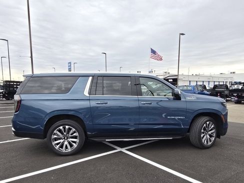 Used 2025 Chevrolet Suburban High Country AWD/4WD image 16