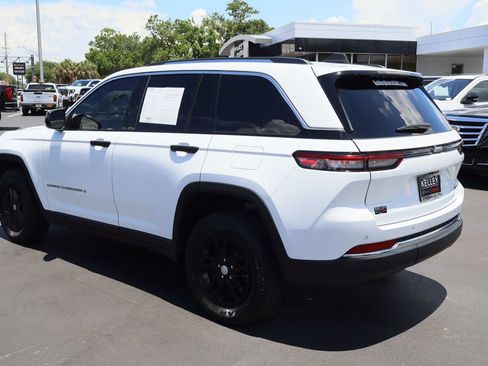 Used 2023 Jeep Grand Cherokee Laredo w/ Luxury Tech Group I RWD image 7