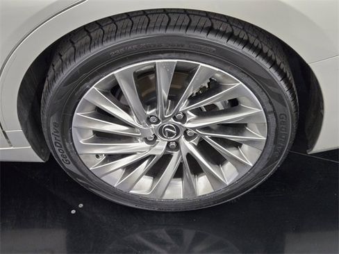 Certified 2022 Lexus ES 300h w/ Luxury Package image 11