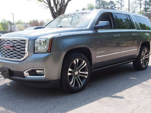 Used 2020 GMC Yukon XL Denali w/ Denali Premium Package image 3
