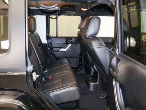 Used 2015 Jeep Wrangler Unlimited Sahara w/ Connectivity Group AWD/4WD image 41