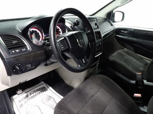 Used 2013 Dodge Grand Caravan SXT image 9
