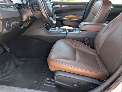 Used 2019 Chrysler 300 Limited RWD image 8