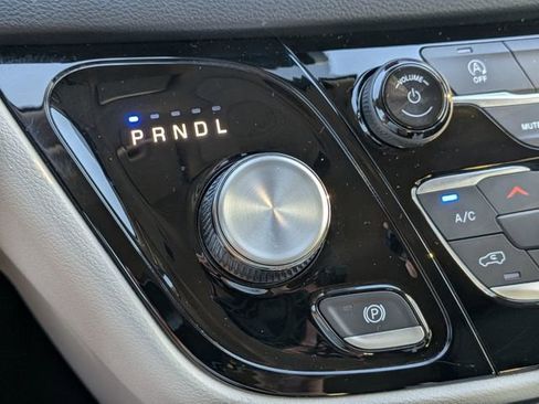 Used 2022 Chrysler Pacifica Touring-L image 23