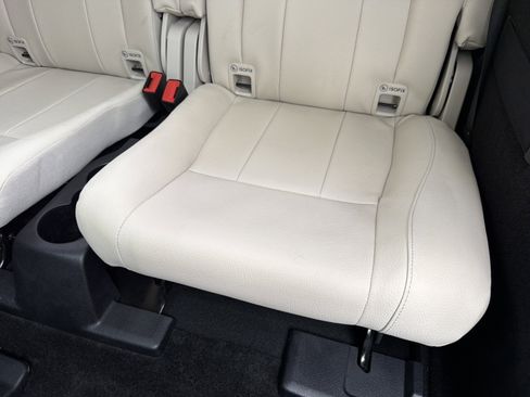 Used 2021 Mercedes-Benz GLB 250 4MATIC image 30