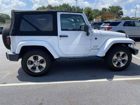 Used 2018 Jeep Wrangler Sahara w/ Connectivity Group AWD/4WD image 8