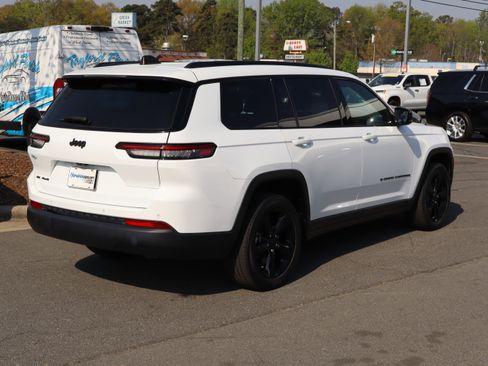 Used 2023 Jeep Grand Cherokee L Laredo image 10