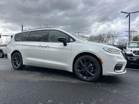 New 2026 Chrysler Pacifica Limited w/ S Appearance Package FWD image 20