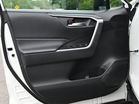 Used 2022 Toyota RAV4 XLE AWD/4WD image 18