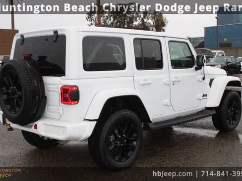 Used 2021 Jeep Wrangler Unlimited Sahara image 4