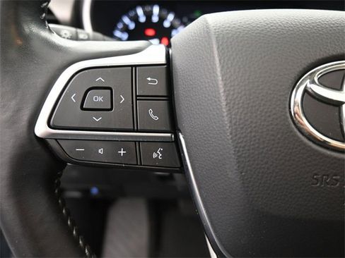 Used 2021 Toyota Highlander XLE image 2