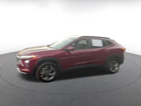 Used 2025 Chevrolet Trax LT image 8