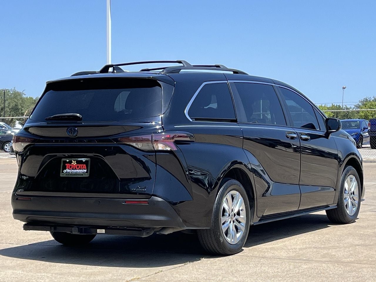 Used 2023 Toyota Sienna XLE Woodland Edition AWD/4WD image 4