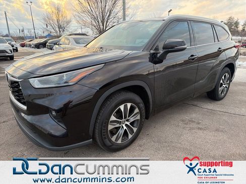Used 2021 Toyota Highlander XLE image 1