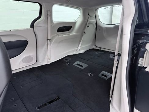 Used 2023 Chrysler Pacifica Touring-L FWD image 17