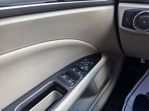 Used 2017 Ford Fusion SE w/ Fusion SE Technology Package image 28