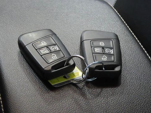 Used 2025 Volkswagen Jetta SE FWD image 18