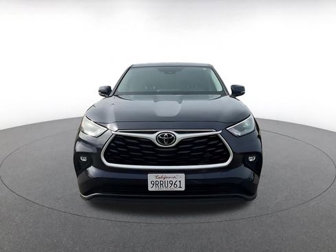 Used 2025 Toyota Highlander LE image 4