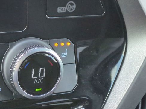 Used 2023 Toyota Highlander XLE FWD image 23
