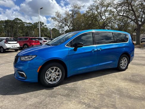 New 2026 Chrysler Pacifica Select image 7