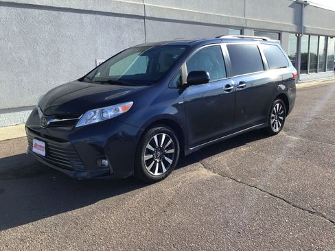 Used 2020 Toyota Sienna XLE w/ XLE Navigation Package AWD/4WD image 2