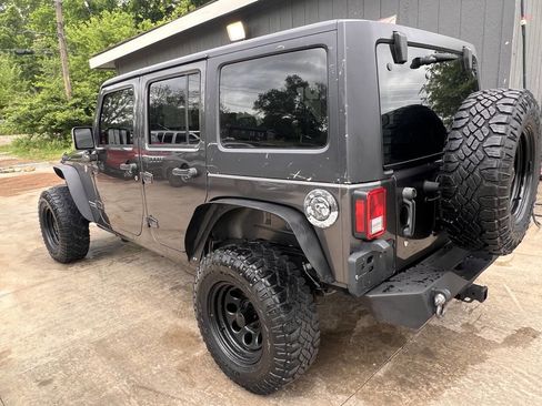 Used 2018 Jeep Wrangler Unlimited Sport w/ Connectivity Group AWD/4WD image 6