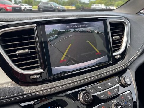 Used 2025 Chrysler Pacifica Limited FWD image 47
