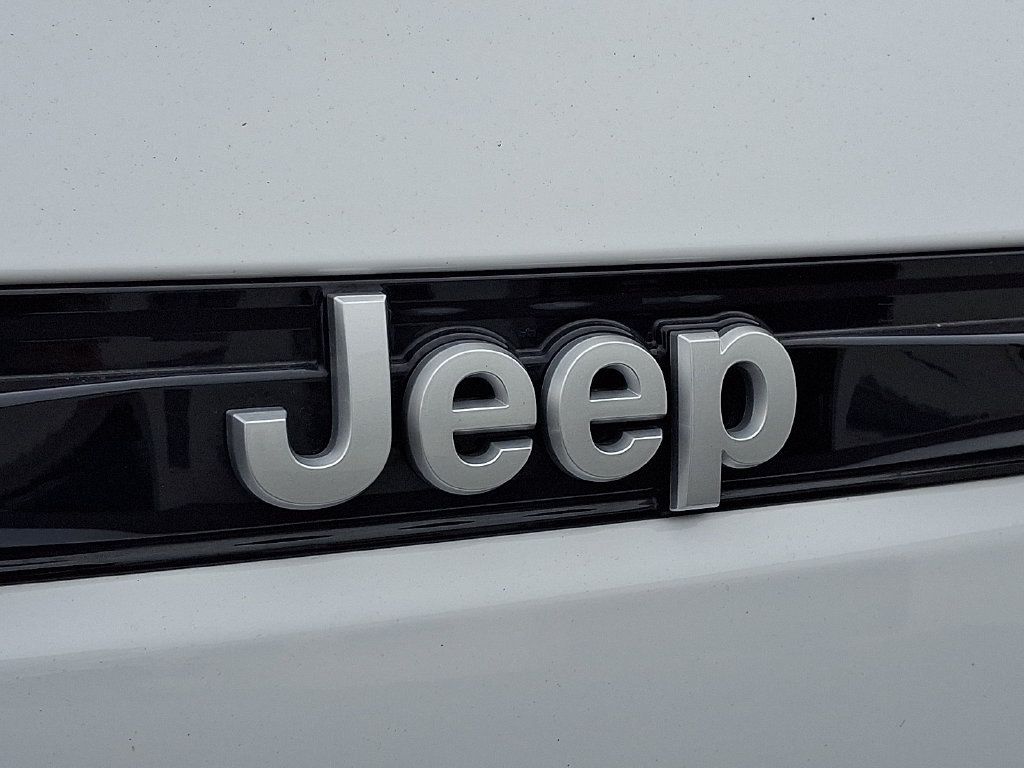 Used 2025 Jeep Grand Cherokee Limited w/ Luxury Tech Group II AWD/4WD image 38